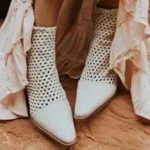 Coconuts by Matisse White Boho Western Laser Cutout Golden Hour Booties Size 9